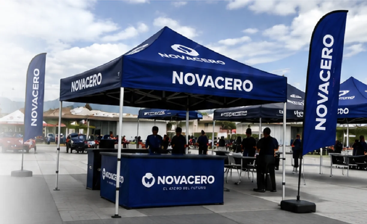 Carpa plegable y banderas publicitarias CBGROUP en un evento de marca