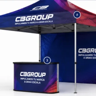 Carpa plegable sublimada CBGROUP con pared de fondo, bandera tipo pluma y counter personalizados